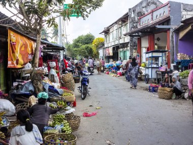 :piyasada, köy Toyopakeh, Nusa Penida Endonezya pazarlamacı 