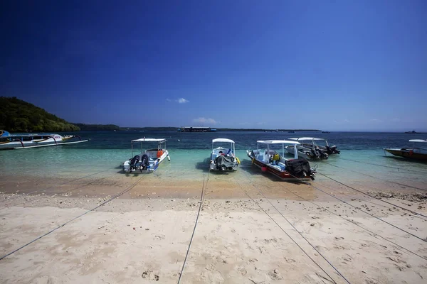 Båtar Som Bunden Stranden Nusa Penida Indonesien — Stockfoto