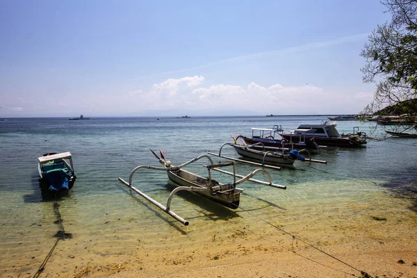 Barcos Anclados Cerca Orilla Nusa Penida Indonesia — Foto de Stock