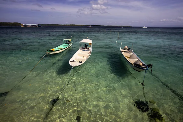 Pequeños Barcos Atados Playa Nusa Penida Indonesia — Foto de Stock