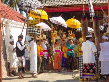 Nusa Penida, Prov. Bali, Endonezya - Ağustos 19.2015:, arz, 19 Ağustos taşıyan kadınlar. 2015 Toyopakeh, Nusa Penida provinz. Bali, Endonezya 