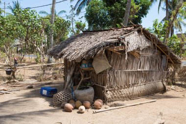 Zavallı kulübelerde yerlilerinin, Nusa Penida, Prov. Bali. Endonezya