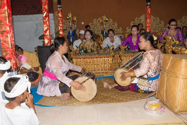 Hindu müzisyen, Toyopakeh,Nusa Penida provinz. Bali, Endonezya 
