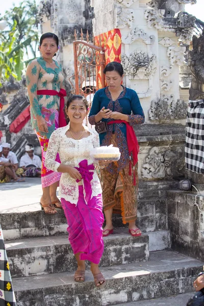 Törenleri Toyopakeh Nusa Penida Bali Sırasında Hindu Aktörler — Stok fotoğraf