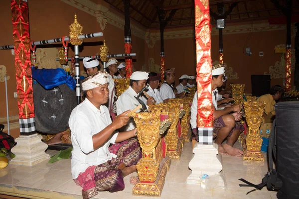 ヒンドゥー教のミュージシャン トヨパケ ヌサペニダプロビンツ バリ島 インドネシア — ストック写真