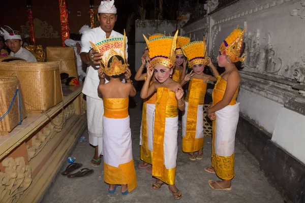 Acteurs Hindous Pendant Les Cérémonies Toyopakeh Nusa Penida Bali — Photo