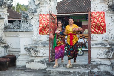 Nusa Penida, Prov. Bali, Endonezya - Ağustos 19.2015:, törenleri, 19 Ağustos sırasında Hindu aktörler. 2015 Toyopakeh, Nusa Penida, Bali
