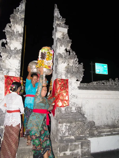 Acteurs Hindous Pendant Les Cérémonies Toyopakeh Nusa Penida Bali — Photo