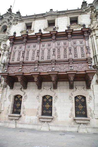 豊かに彫られたバルコニーがあり マヨール広場 ペルー — ストック写真