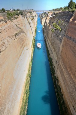 Tekneler Corinth Canal, Yunanistan