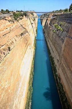 Tekneler Corinth Canal, Yunanistan