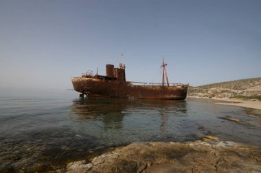 Bir kargo gemisi enkazı deniz kenarı, Yunanistan batığının