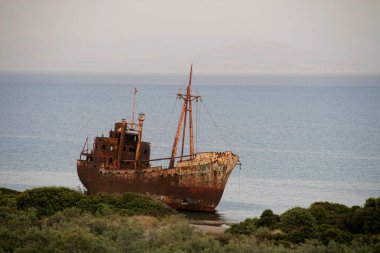 Bir kargo gemisi enkazı deniz kenarı, Yunanistan batığının