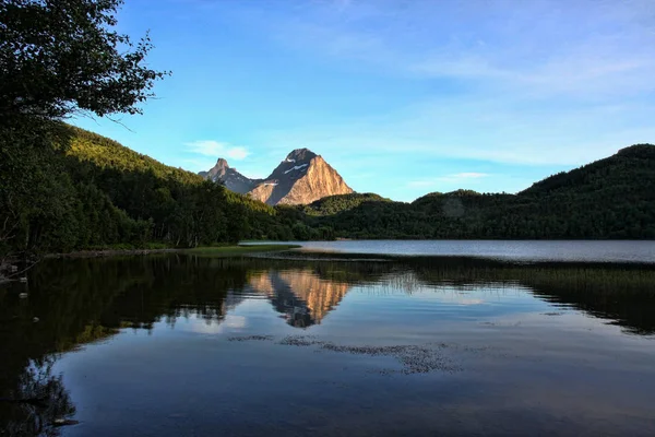 挪威湖泊的美丽未触及的性质 — 图库照片