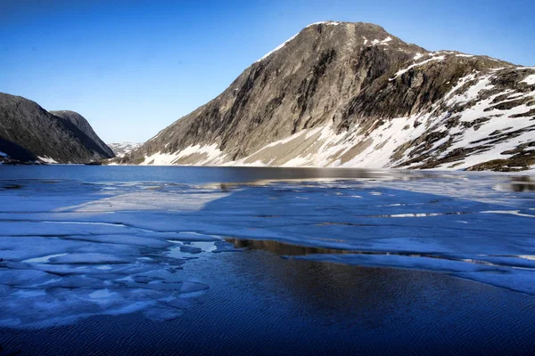 ノルウェーの湖で雪が溶けて — ストック写真