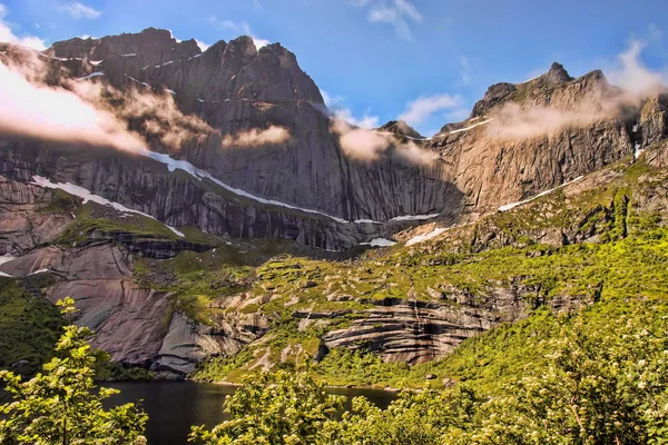 Des Nuages Volent Dans Les Montagnes Norvégiennes Norvège — Photo