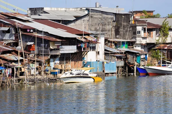  Irmak kenarına, saman evleri Manado, Sulawesi, Endonezya