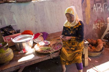 Manado, Sulawesi, Endonezya - 4.Ağustos 2015: yaşlı kadın, 4 Ağustos. 2015 Manado, Sulawesi, Endonezya