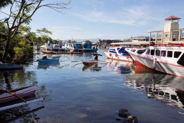 Manado, Sulawesi, Endonezya - Ağustos 5.2015: rive, 5 Ağustos gemilerde ferrymen. 2015 Manado, Sulawesi, Endonezya