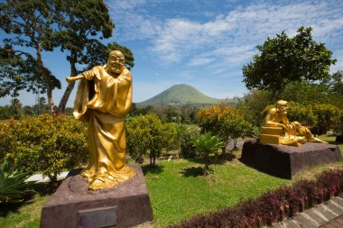 yaldızlı heykel, karmaşık Ban Hin Kiong Tapınak, Kuzey Sulawesi, Endonezya 