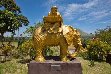 yaldızlı heykel, karmaşık Ban Hin Kiong Tapınak, Kuzey Sulawesi, Endonezya 