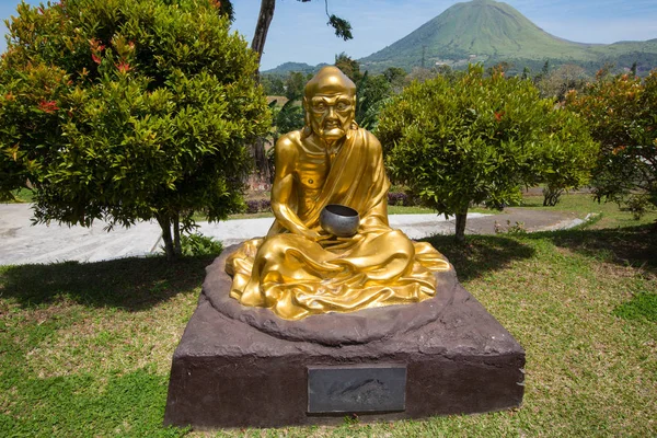 Estatua Dorada Complejo Ban Hin Kiong Temple Norte Sulawesi Indonesia — Foto de Stock