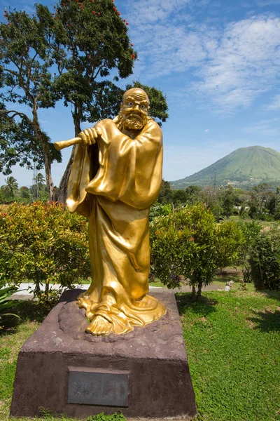 Estatua Dorada Complejo Ban Hin Kiong Temple Norte Sulawesi Indonesia — Foto de Stock