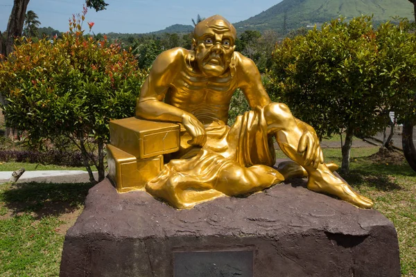 Estatua Dorada Complejo Ban Hin Kiong Temple Norte Sulawesi Indonesia — Foto de Stock