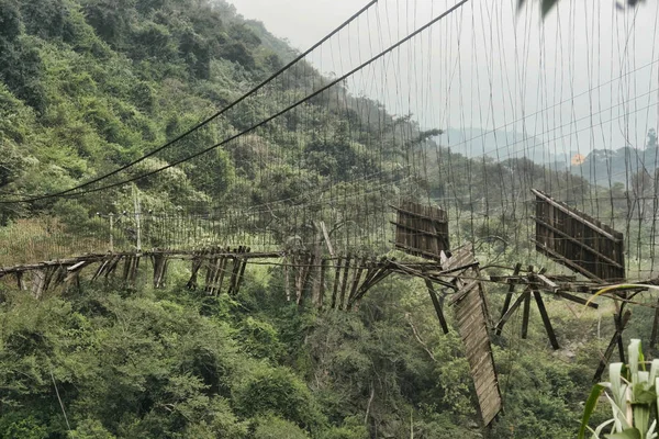 Dağlarda Tayvan Düşmüş Köprü — Stok fotoğraf