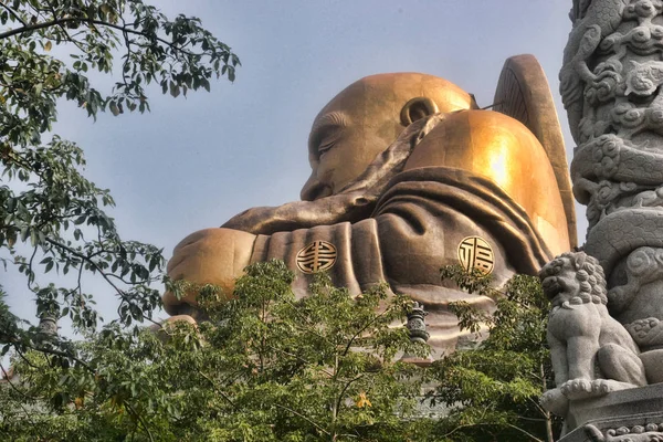 Buda Dağlarda Tayvan Muhteşem Altın Heykeli — Stok fotoğraf