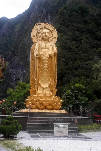 Statua Dorata Del Tempio Santo Vicino Tien Hsiang Taiwan — Foto Stock