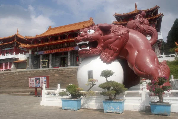 Gran Templo Bei Sun Moon Lake Brilla Través Niebla Centro — Foto de Stock