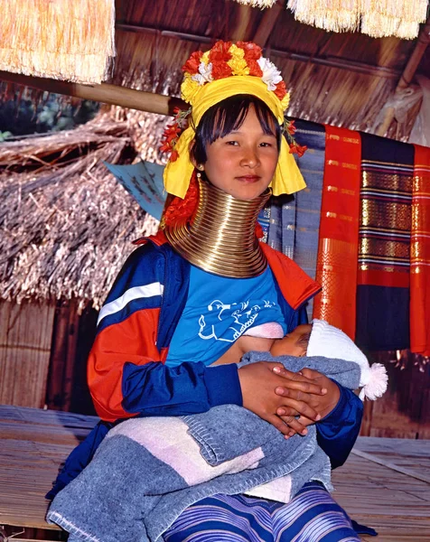 Longneck Karen Tribu Mujer Lactante Bebé Norte Tailandia — Foto de Stock