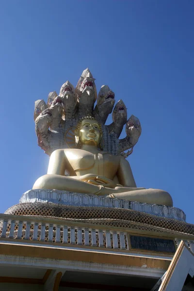 Enorme Beeldje Van Boeddha Met Draken Bergen Van Noord Thailand — Stockfoto