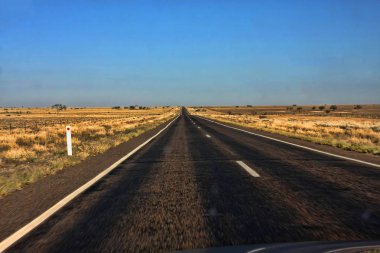 Güney Avustralya'da kilometre düz yollar
