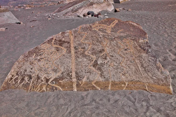 Özgün çizimler Toro Muerto, Peru taşlarının üzerinde
