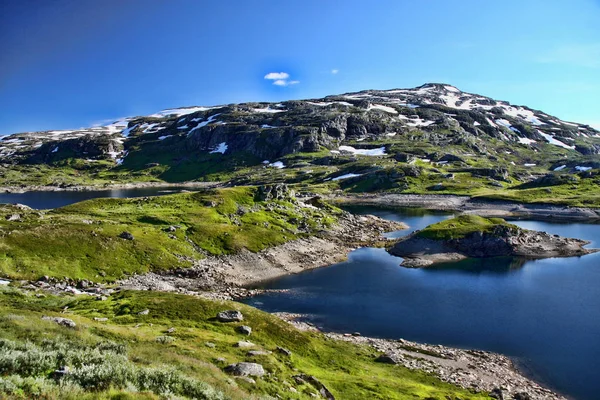 Hermoso Lago Alpino Escandinavia Con Restos Nieve Cerca —  Fotos de Stock