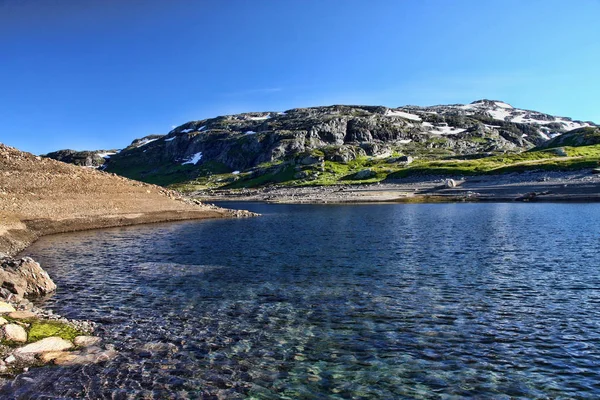 Hermoso Lago Alpino Escandinavia Con Restos Nieve Cerca —  Fotos de Stock