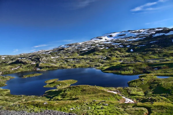 Krásné Alpské Jezero Skandinávii Zbytky Sněhu Okolí — Stock fotografie