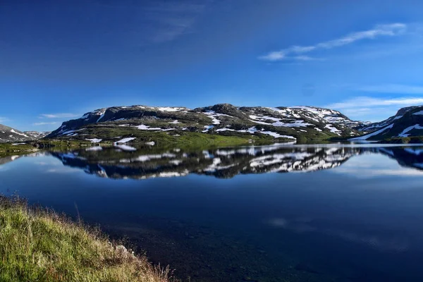 Hermoso Lago Alpino Escandinavia Con Restos Nieve Cerca — Foto de Stock