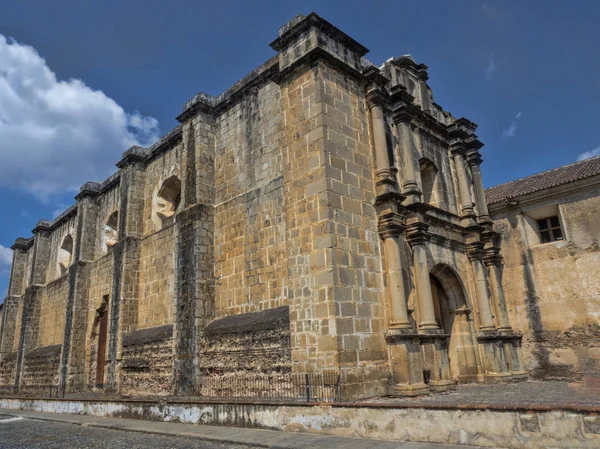 Antigua Guatemala, ruínas da cidade após terremotos e inundações — Fotografia de Stock