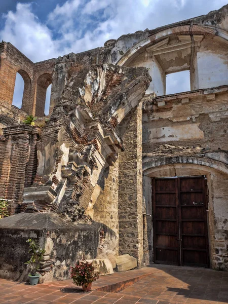 Antigua Guatemala, ruínas da cidade após terremotos e inundações — Fotografia de Stock