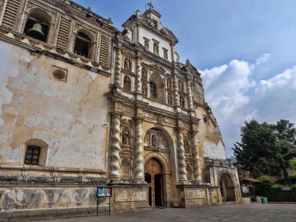 Сохранившиеся здания от испанской колонизации, Антигуа-Гватемала , — стоковое фото
