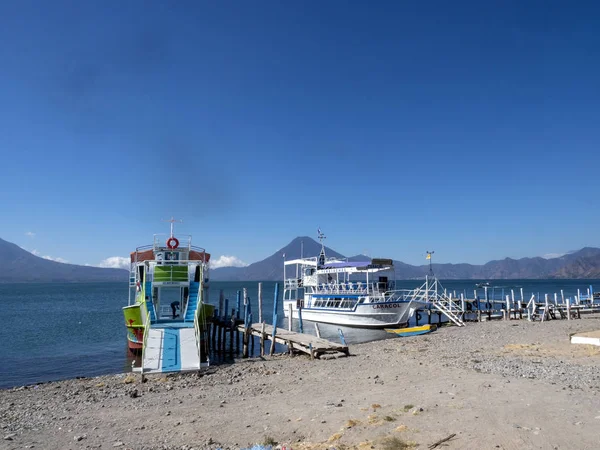 ANTIGUA, GUATEMALA FEBRERO 1 2019: Hermoso lago volcánico Atitl jalá, 1 de febrero de 2019 Antigua, Guataemala — Foto de Stock