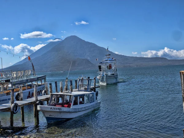 ANTIGUA, FEVEREIRO DA GUATEMALA 1 2019: Lindo lago vulcânico Atitl =n, 1 de fevereiro de 2019 Antígua, Guataemala — Fotografia de Stock