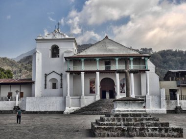 Santiago Atitlan, Guatemala meydanında beyaz binalar