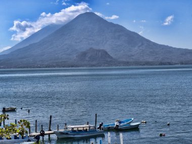 Antigua, Guatemala 2 Şubat 2019: Güzel volkanik göl Atitl n, 2 Şubat 2019 Antigua, Guataemala