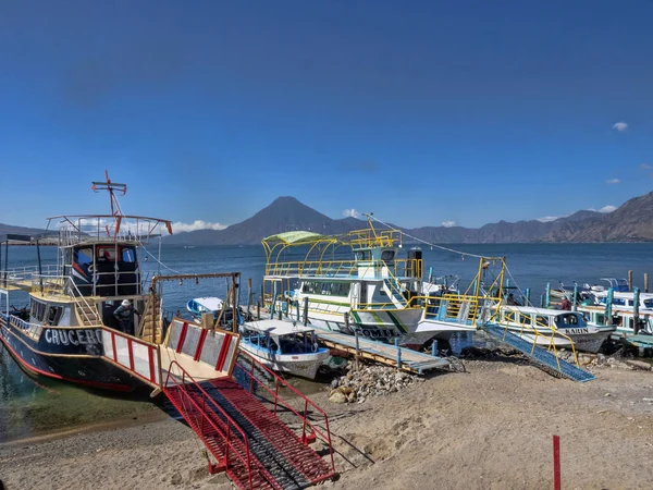 Hermoso lago volcánico Atitln, Lago Atitlan, Guataemala — Foto de Stock