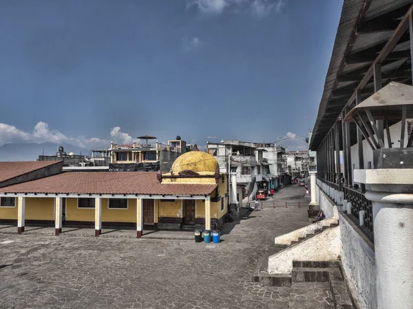 サンティアゴ Atitlan、グアテマラの正方形の白い建物 — ストック写真
