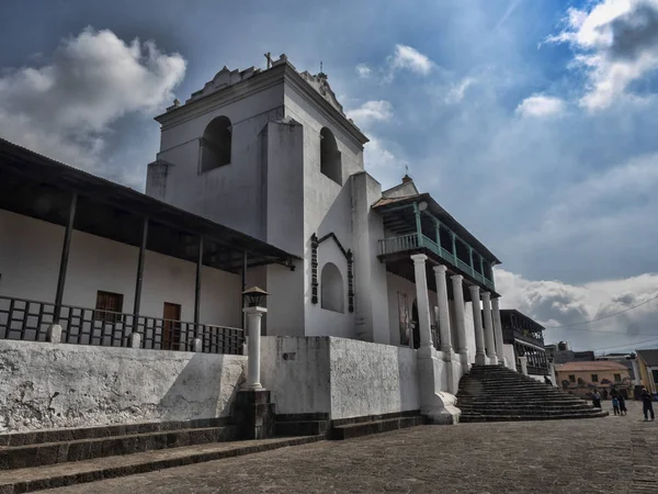 Edifícios brancos na praça de Santiago Atitlan, Guatemala — Fotografia de Stock